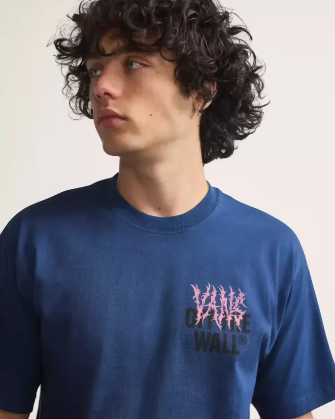 Maglietta con muro di metallo